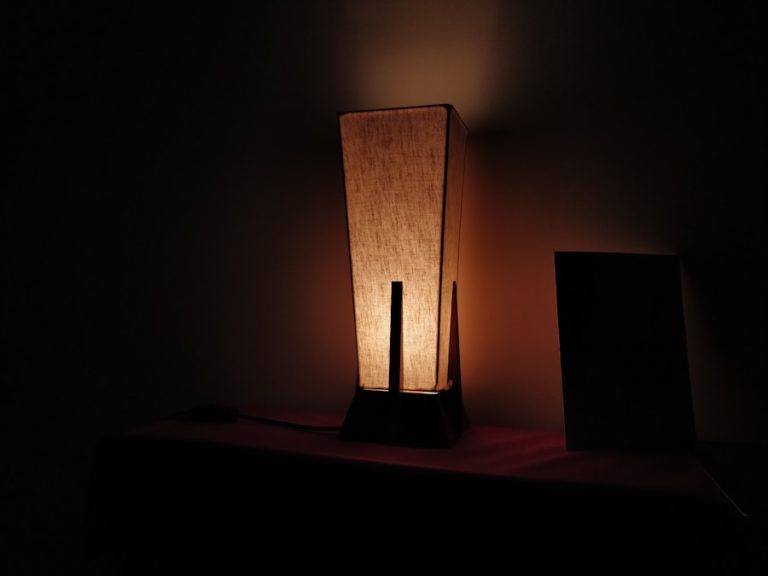 Photo Metal hollow table lamp